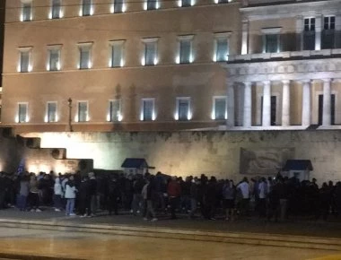 Σύνταγμα: Συγκέντρωση διαμαρτυρίας για τον Κ.Κατσίφα με σημαίες της Βορείου Ηπείρου